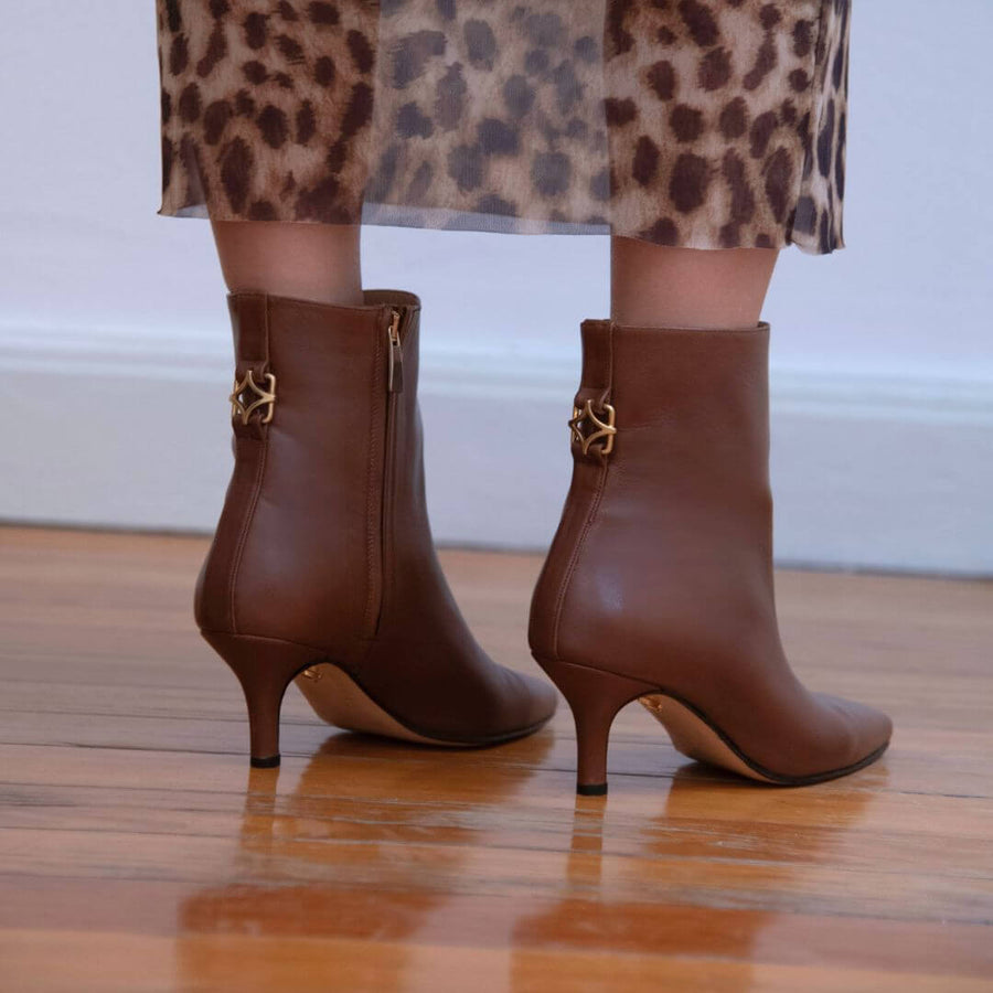 MELANIA 60 - Avellana Regina Romero Zapato Bota Botin Tacon Bajo Para Dama en Piel