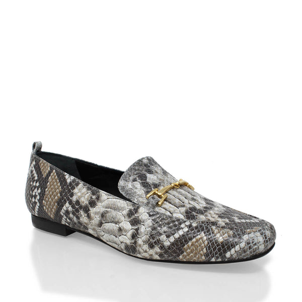 Vista en ángulo de los mocasines con animal print y detalle metálico en el empeine