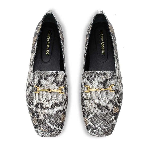 Vista superior del par de mocasines con animal print mostrando plantilla y herraje
