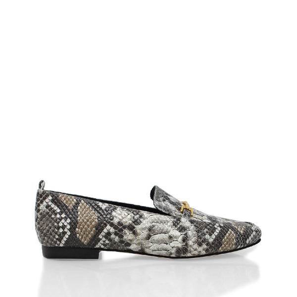 Mocasines de piel con animal print en tonos neutros y suela baja, herraje dorado, Regina Romero