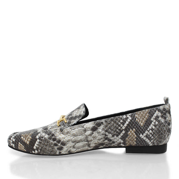 Perfil lateral de los mocasines con animal print y suela baja en negro
