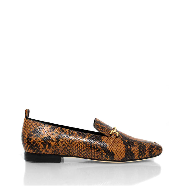 Mocasines de piel con animal print en tonos miel y café, suela baja y detalle metálico, Regina Romero