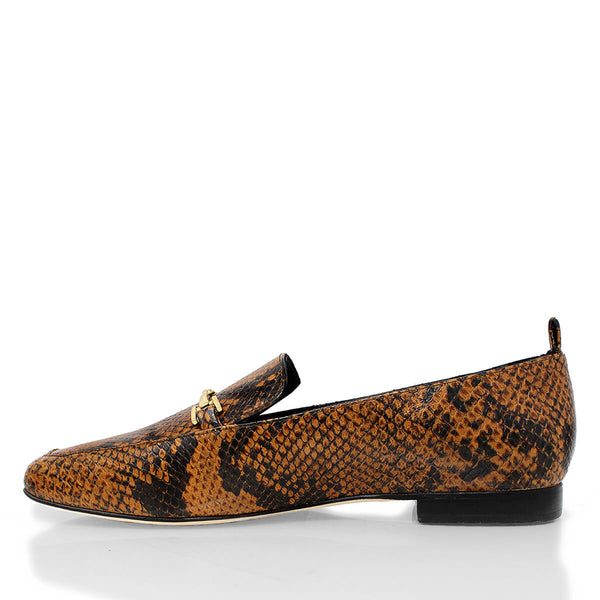 Perfil lateral opuesto de mocasines con animal print y suela baja en negro