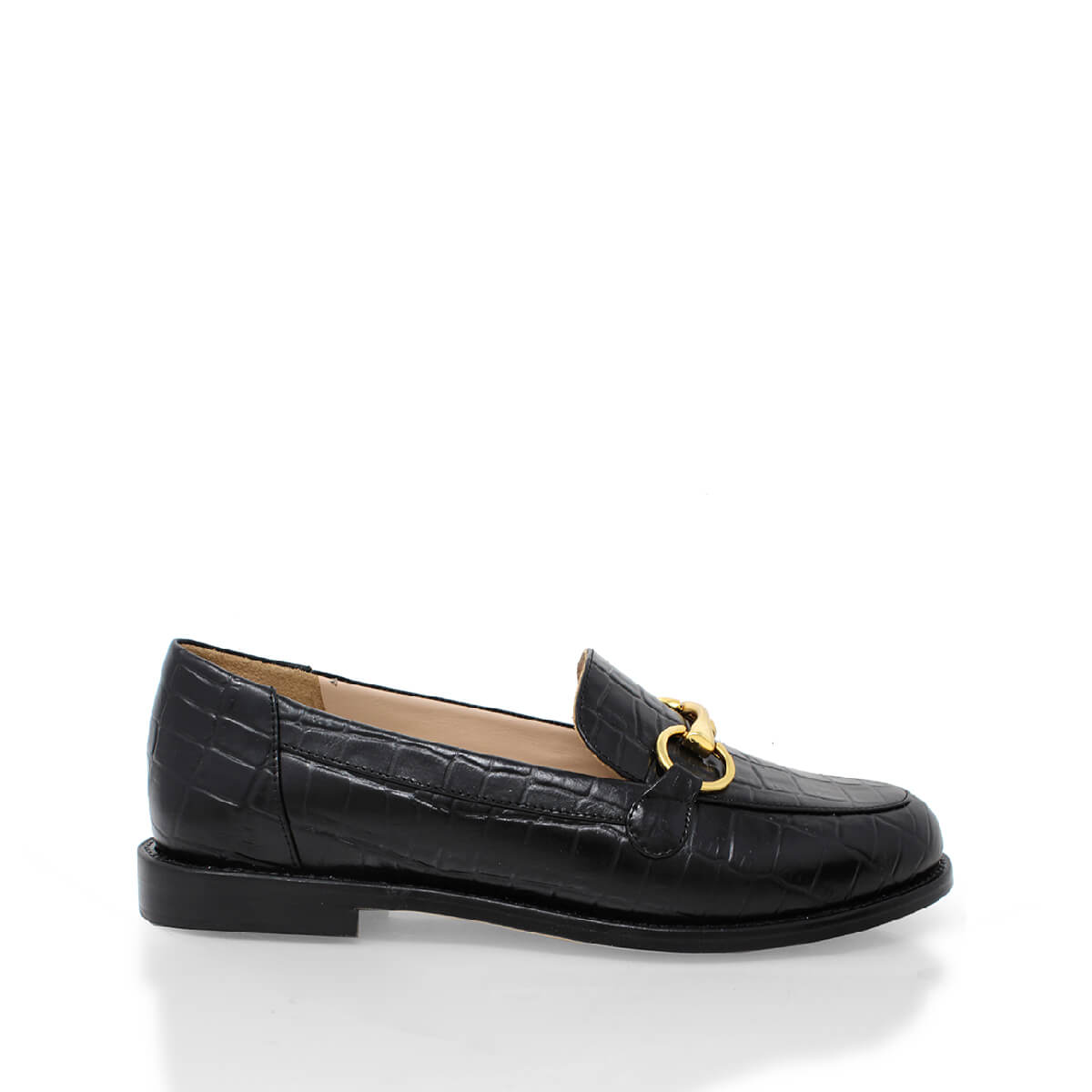 Mocasines de piel color negro con textura croco y herraje dorado, modelo Judy de Regina Romero