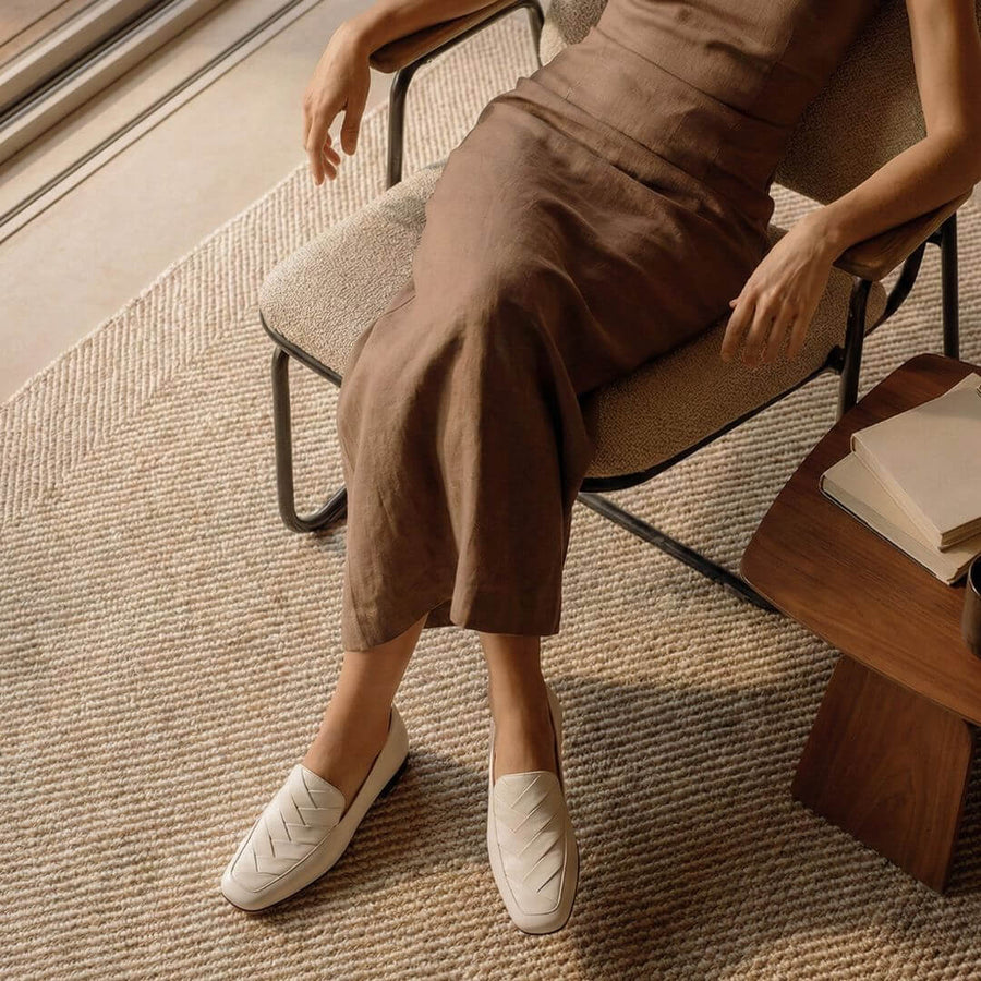 NELLY - Latte Regina Romero Zapato Mocasin de Piso Para Dama en Piel