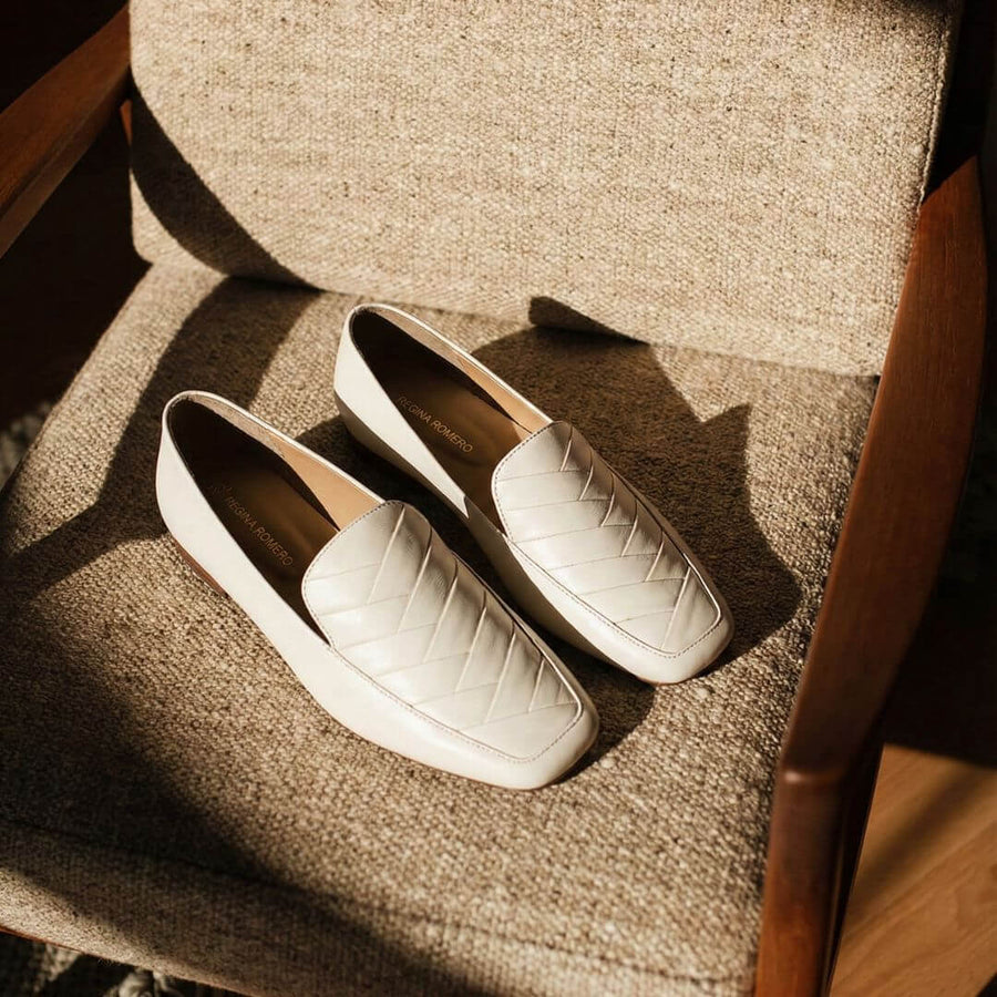 NELLY - Latte Regina Romero Zapato Mocasin de Piso Para Dama en Piel