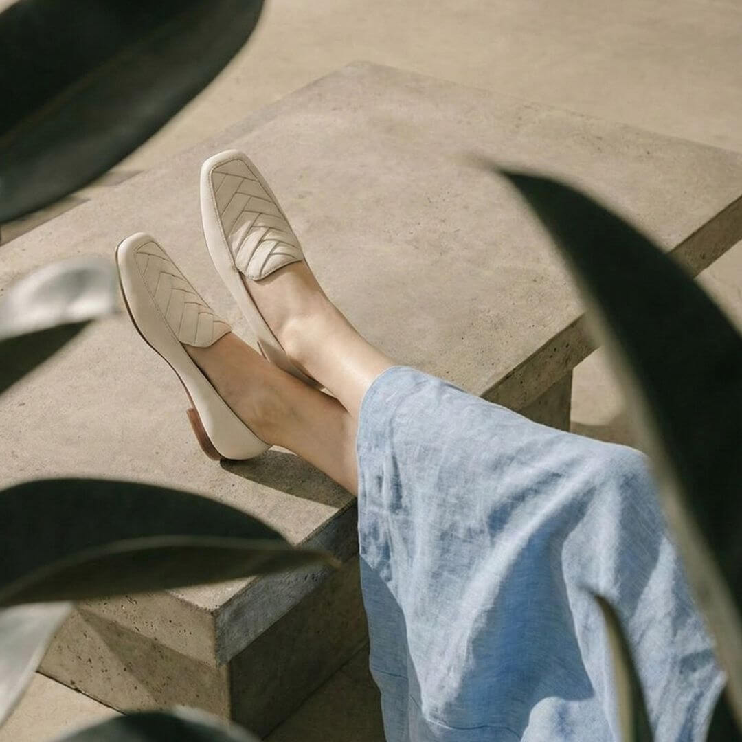 NELLY - Latte Regina Romero Zapato Mocasin de Piso Para Dama en Piel