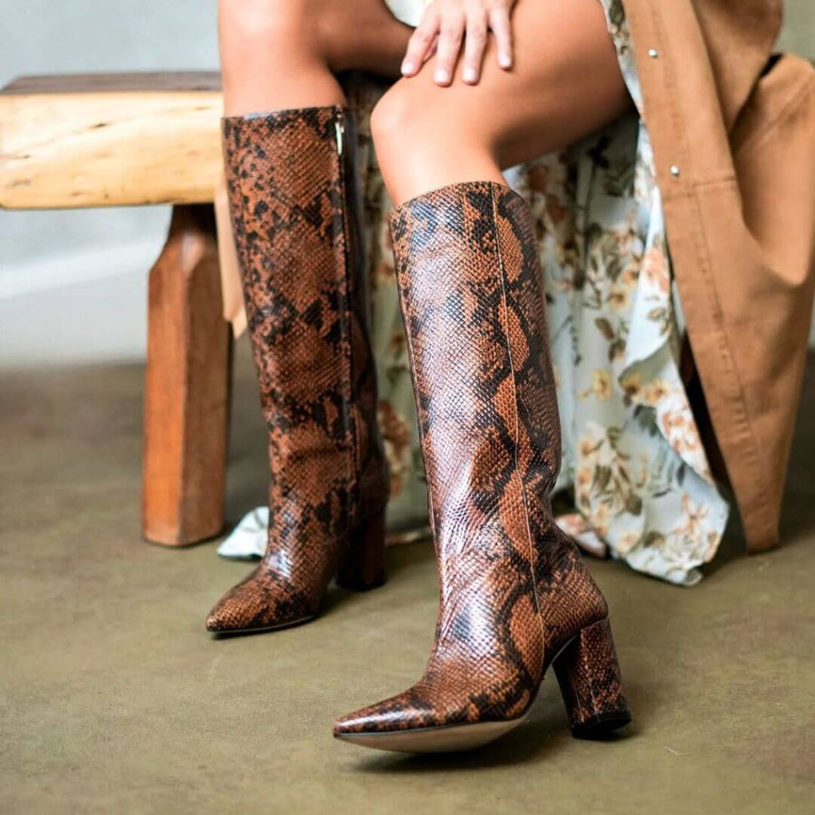 BROOKLYN 75 - Miel Regina Romero Zapato Bota Larga Tacon Alto Para Dama en Piel