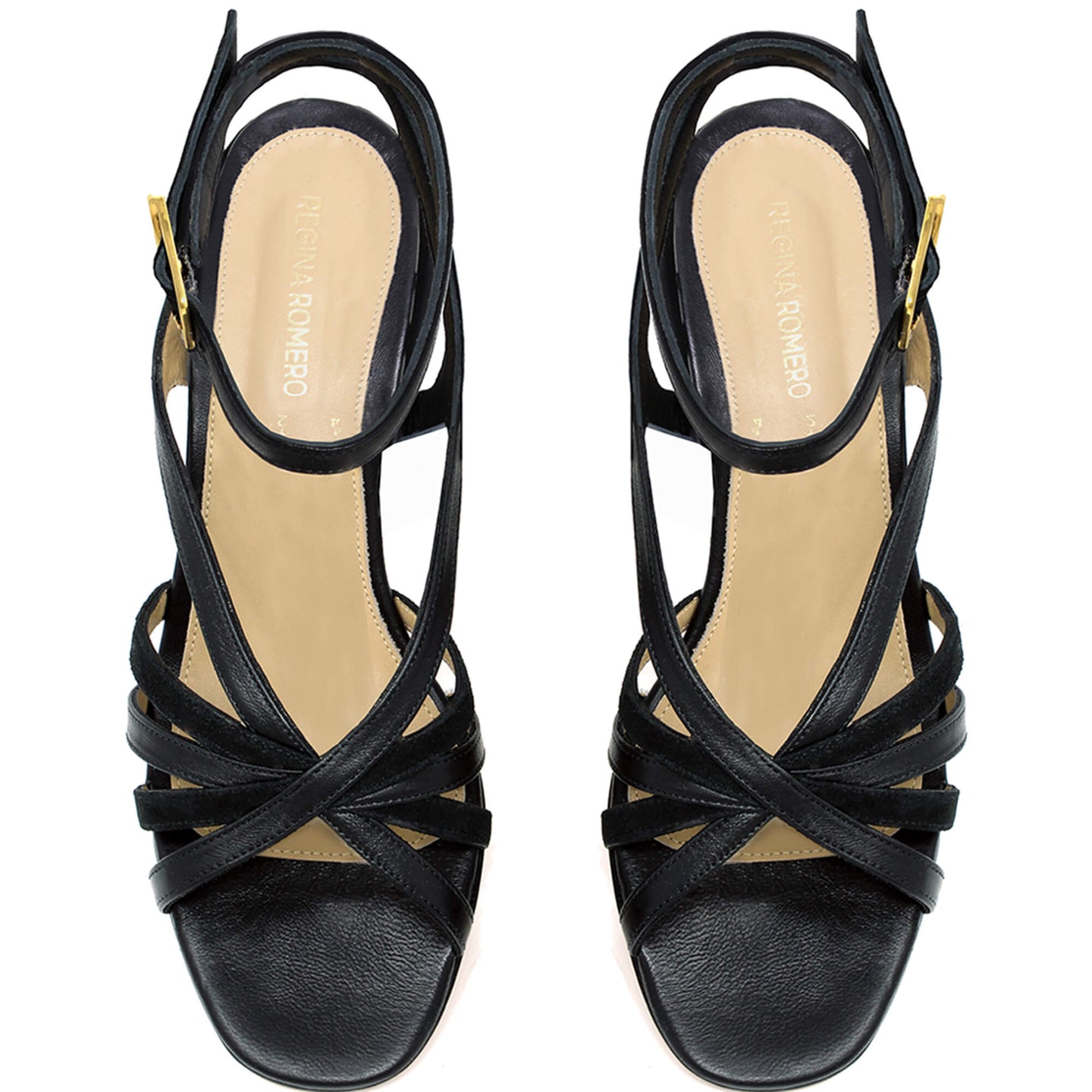 Vista superior del par de sandalias negras mostrando diseño de tiras y plantilla