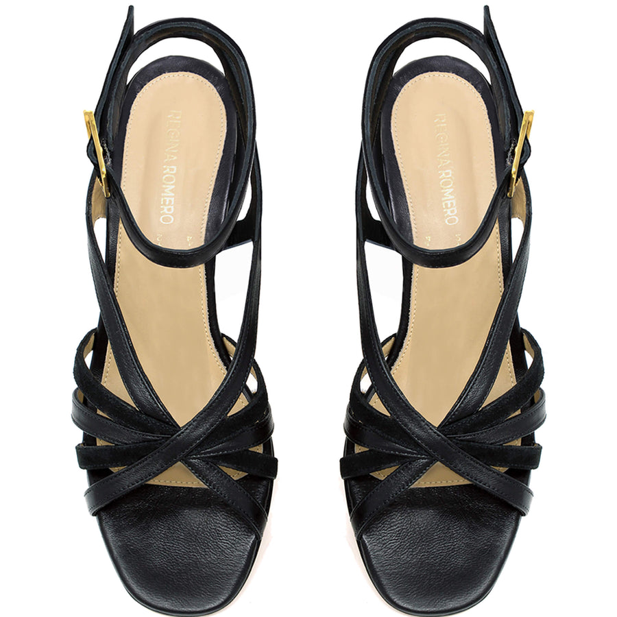 Vista superior del par de sandalias negras mostrando diseño de tiras y plantilla