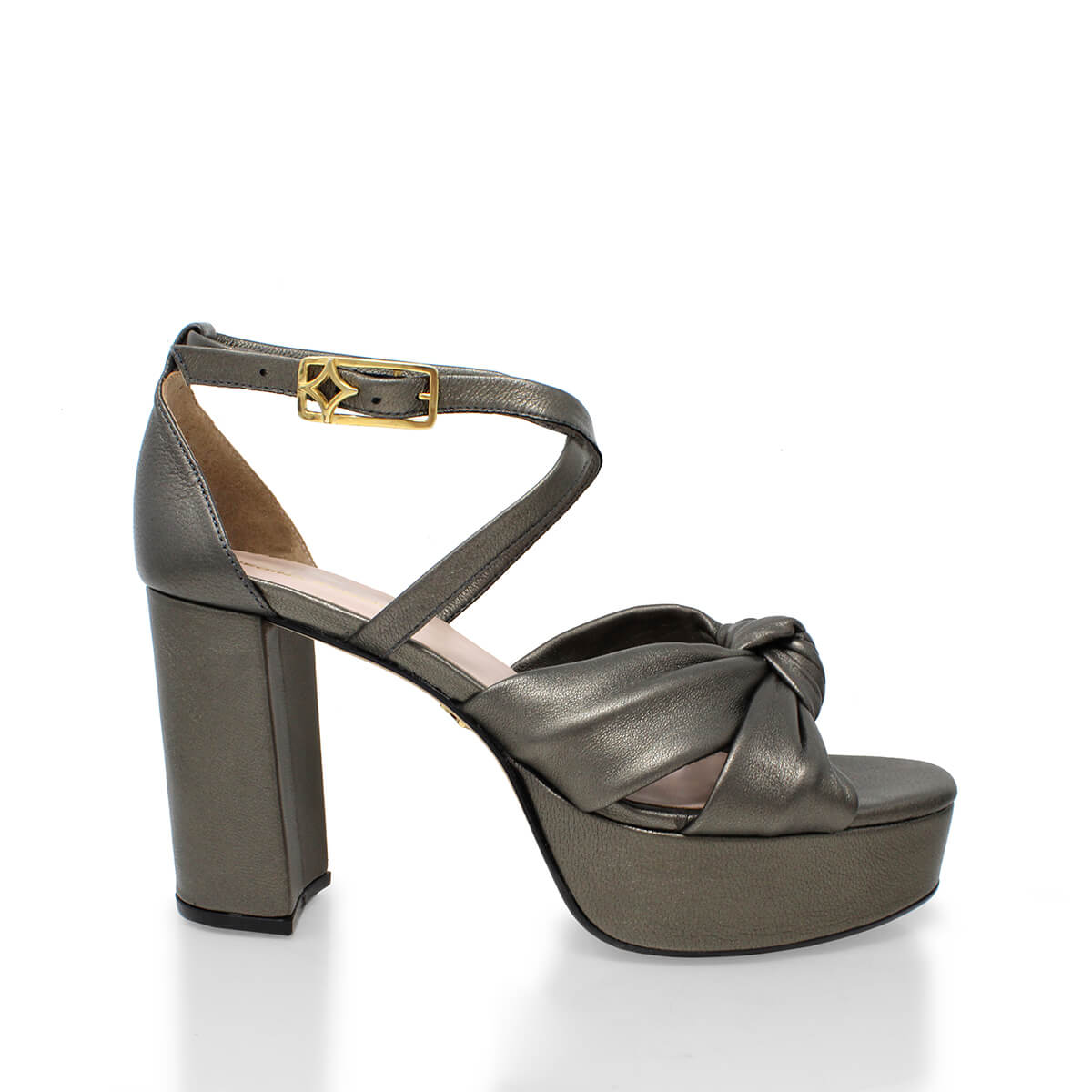 Sandalias de plataforma en piel color oro viejo con nudo frontal, modelo Marbella de Regina Romero