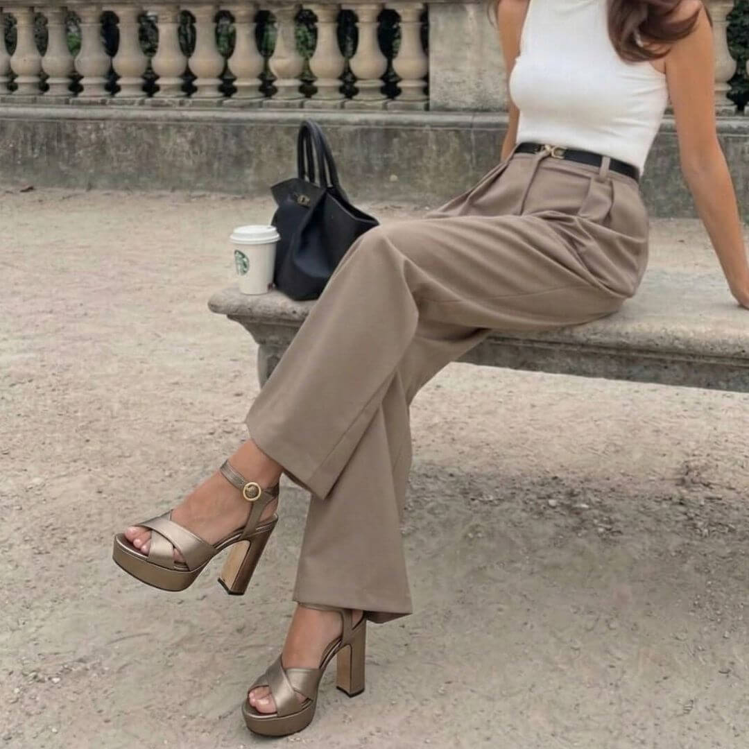 Toma lifestyle en interior: “Venus” combinada con vestido, enfoque en la pulsera al tobillo y el brillo seda.
