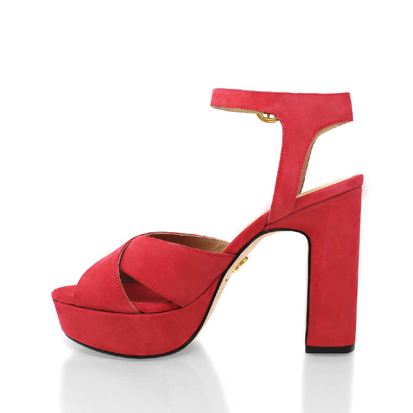 Perfil lateral opuesto de sandalias de plataforma color rojo con pulsera al tobillo