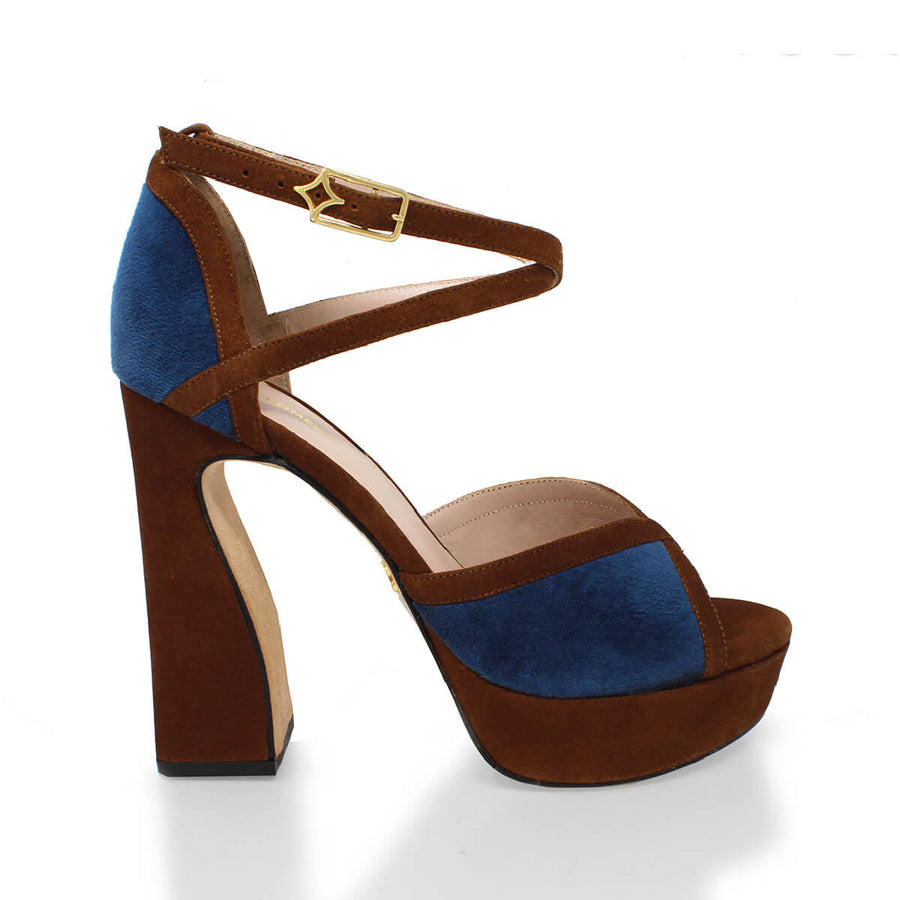 Sandalias de plataforma en gamuza color marino y tan con tiras cruzadas, modelo Bellagio de Regina Romero