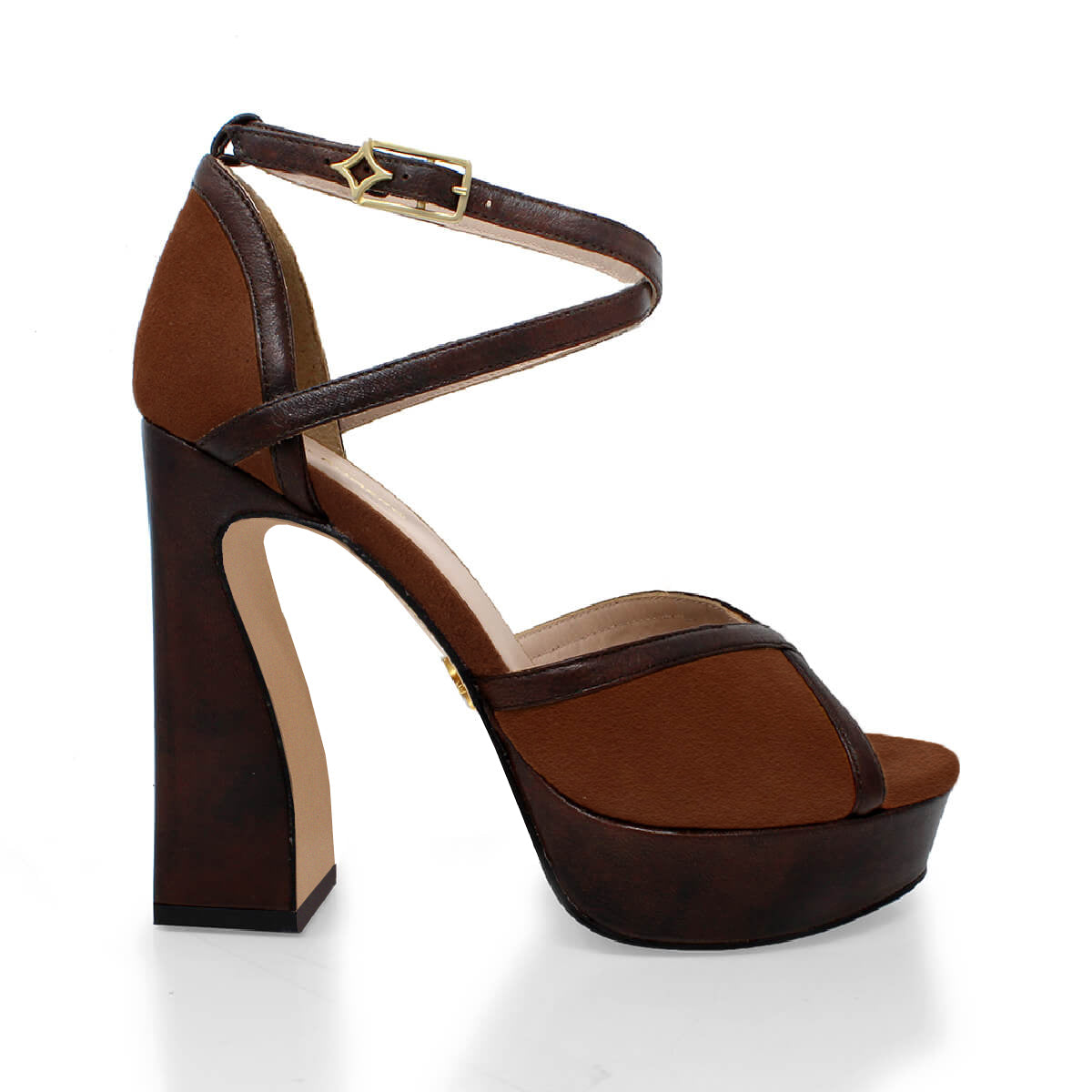 Sandalias de plataforma en gamuza color tan y café con tiras cruzadas, modelo Bellagio de Regina Romero