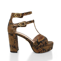 Sandalias de plataforma en piel color miel con print de serpiente, modelo Jane de Regina Romero
