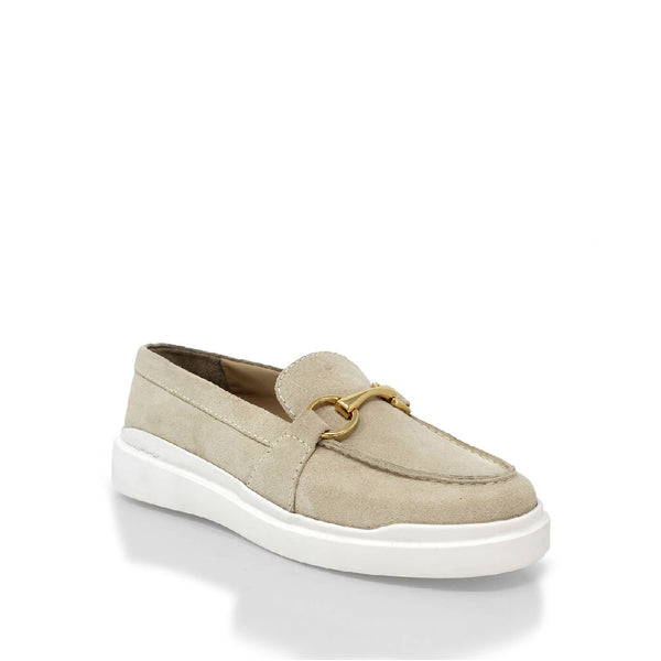Vista en ángulo de los mocasines beige con herraje dorado y suela blanca