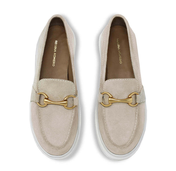 Vista superior del par de mocasines beige con herraje dorado y plantilla visible