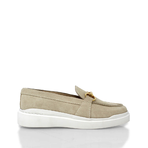 Mocasines color beige con suela blanca elevada y herraje dorado, Regina Romero