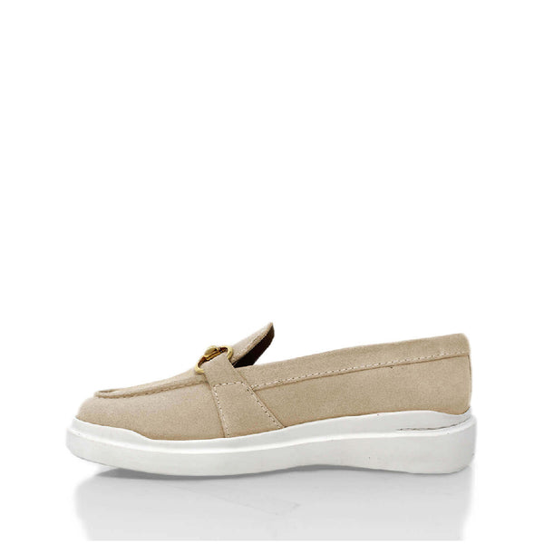Perfil lateral opuesto de los mocasines beige con suela blanca y empeine limpio