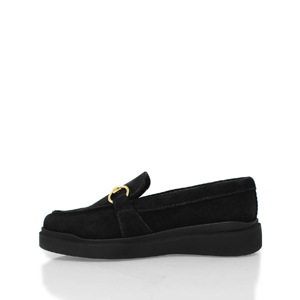 Perfil lateral opuesto de los mocasines negros con herraje dorado y empeine limpio