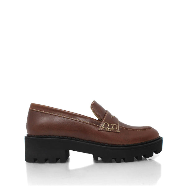 Mocasín en piel tan con suela track negra y costura en contraste