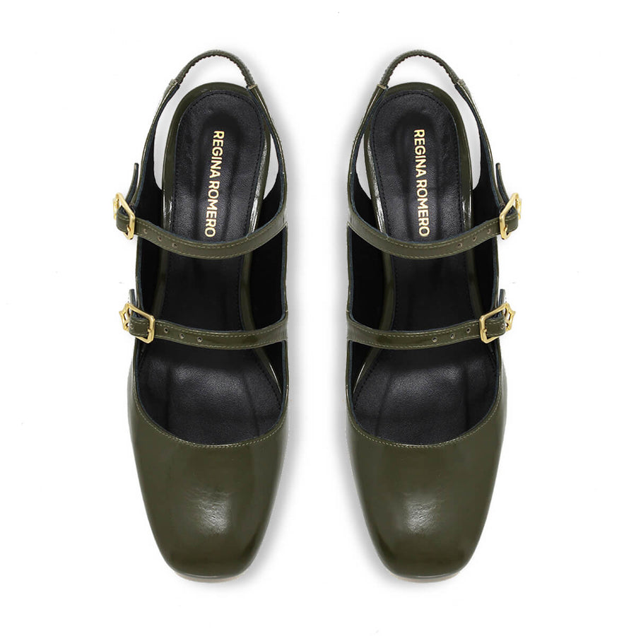 Vista superior de las zapatillas de charol verde modelo Alessia de Regina Romero con hebillas doradas