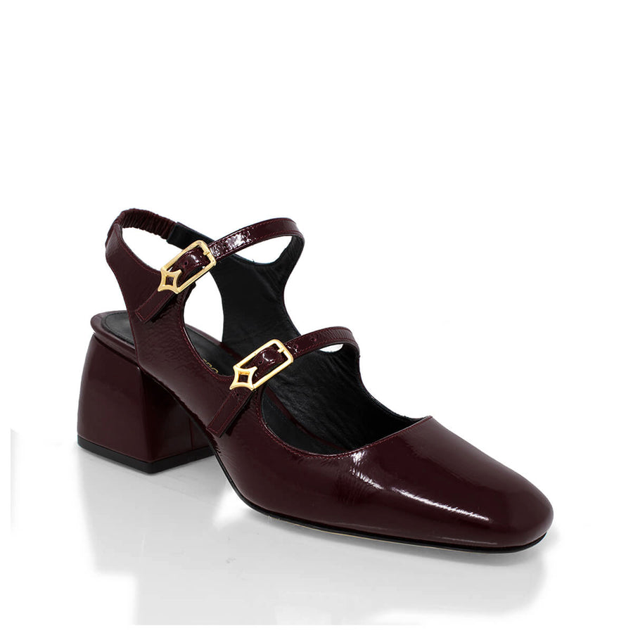detalle lateral de la zapatilla de charol vino con doble hebilla dorada Regina Romero Alessia