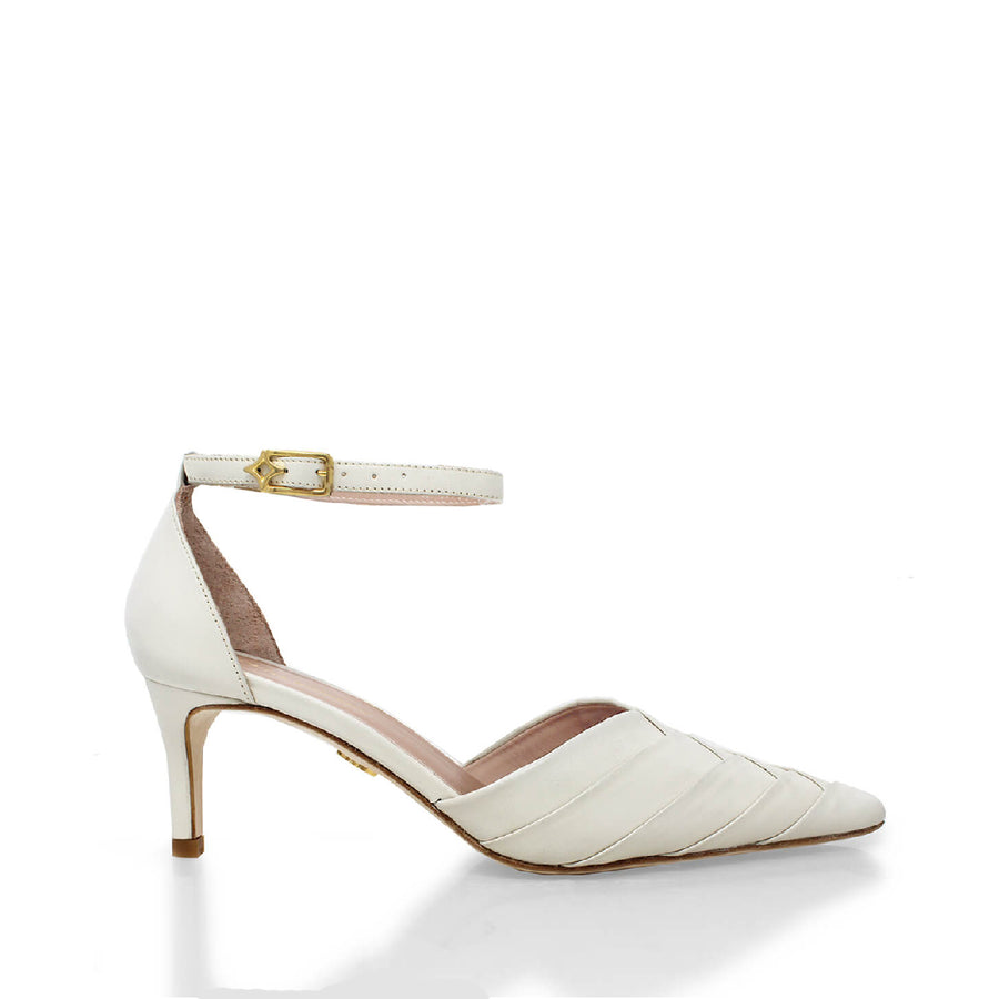 Zapatillas Grace 60 Regina Romero en piel color latte, tacon medio