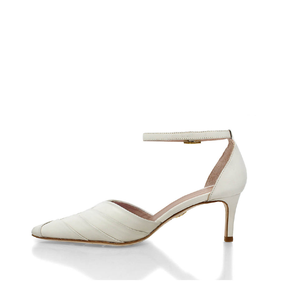 Zapatillas Grace 60 Regina Romero en piel color latte, tacon medio