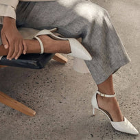 Zapatillas Grace 60 Regina Romero en piel color latte, tacon medio