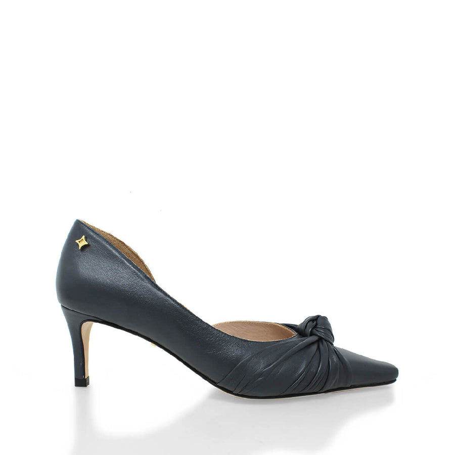Zapatillas de piel color gris con nudo frontal y punta fina, modelo Lyon de Regina Romero