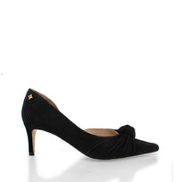 Zapatillas de gamuza color negro con nudo frontal y punta fina, modelo Lyon de Regina Romero