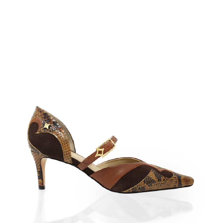 Zapatillas de piel color café con print de serpiente y pulsera, modelo Taos de Regina Romero