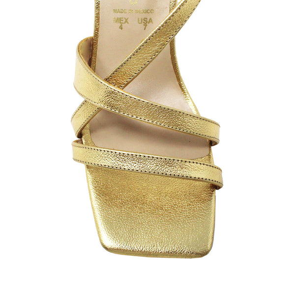 Detalle de las tiras de sandalias de piel color oro con tiras cruzadas, modelo Pia de Regina Romero