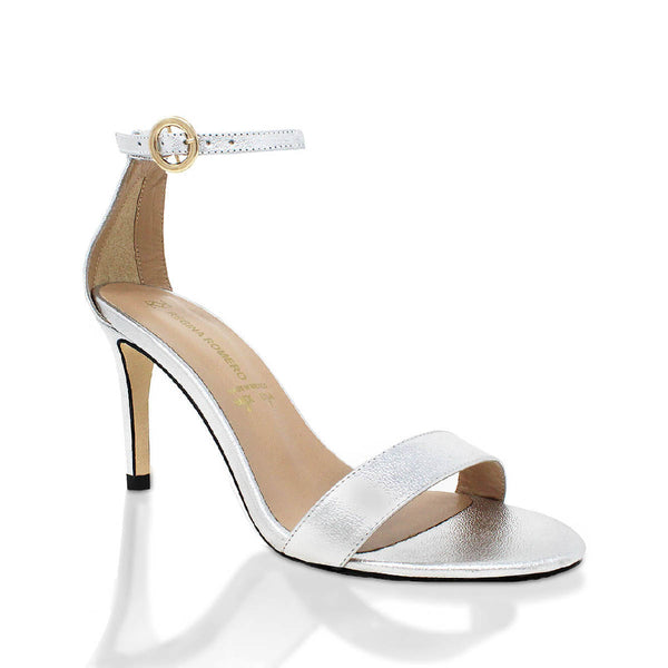 Vista lateral opuesta de sandalias de piel color plata con pulsera al tobillo, modelo Claudine de Regina Romero
