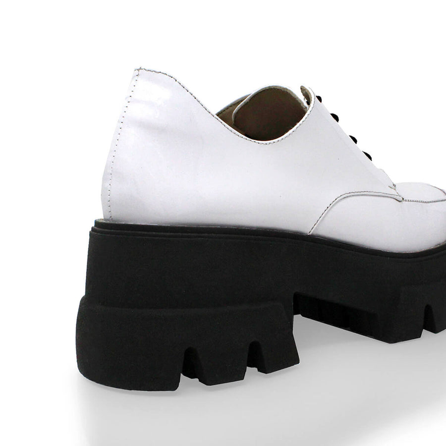 KRYSTA 65 - Charol Blanco Regina Romero Zapato Tenis Urbano Sport Para Dama en Piel