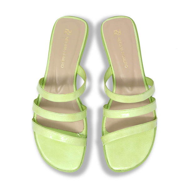 Sandalias Cilia Regina Romero en piel color charol menta