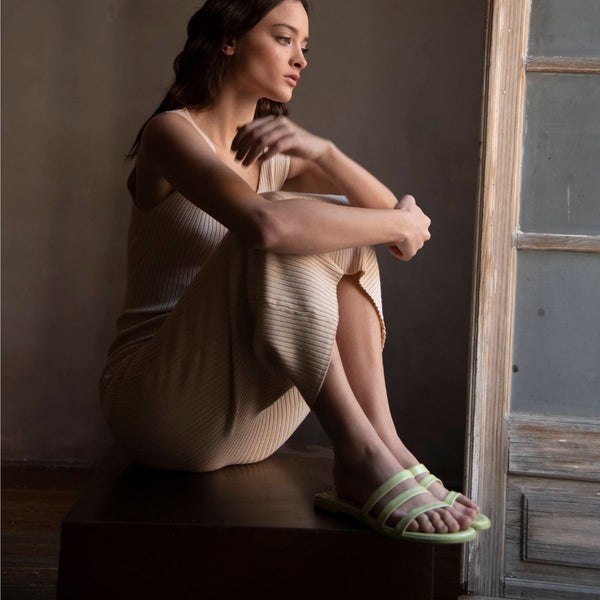 Sandalias Cilia Regina Romero en piel color charol menta
