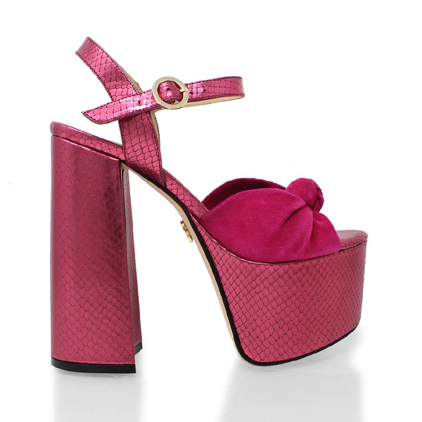Sandalias Ale 150 Regina Romero en piel color fucsia, tacon muy alto