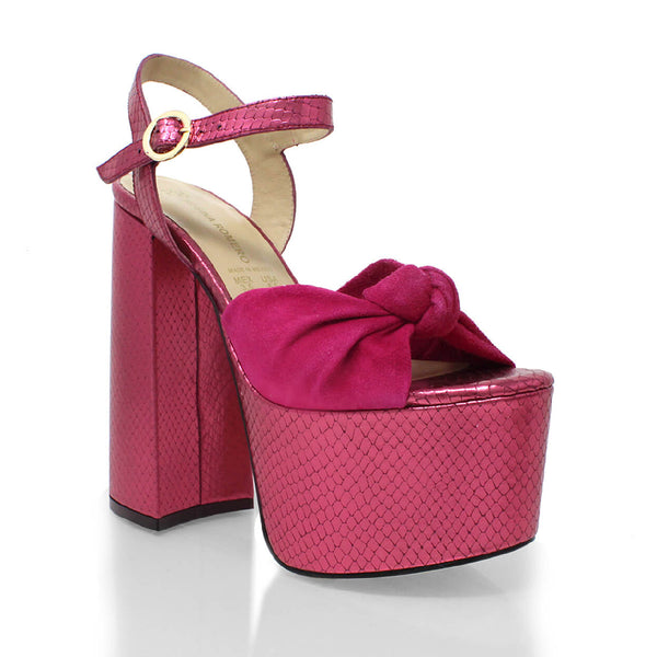 Sandalias Ale 150 Regina Romero en piel color fucsia, tacon muy alto