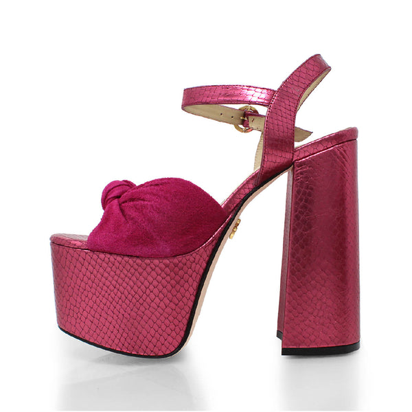 Sandalias Ale 150 Regina Romero en piel color fucsia, tacon muy alto